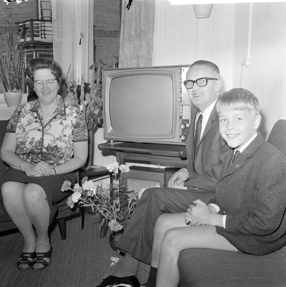 Tweemiljoenste televisietoestel, het echtpaar Bouterse en zoon bij televisie in , Bestanddeelnr 918-0661