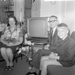 Tweemiljoenste televisietoestel, het echtpaar Bouterse en zoon bij televisie in , Bestanddeelnr 918-0661
