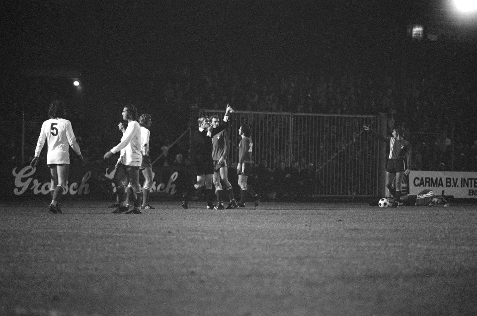 Twente tegen Ajax 0-1, scheidsrechter Arie van Gemert houdt bierblikje omhoog, Bestanddeelnr 925-9664