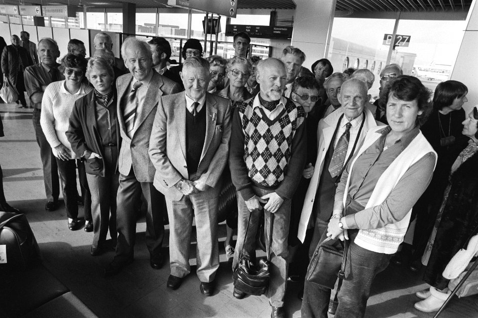 Tweehonderdvijf bewoners van Texel vertrekken van Schiphol naar de Sovjetrepubli, Bestanddeelnr 932-7340