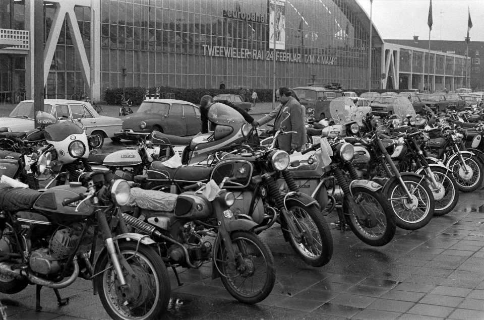 Tweewieler tentoonstelling in de RAI, motoren van bezoekers voor de RAI, Bestanddeelnr 926-2425