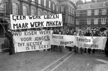 Twentse jongeren demonstreren op het Binnenhof tegen jeugdwerkloosheid op de sp, Bestanddeelnr 930-1835