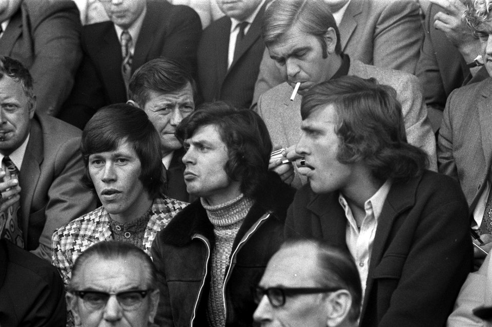 Twente tegen Ajax 0-2, op tribune v.l.n.r. Mühren, Suurbier, Krol, Bestanddeelnr 924-8186