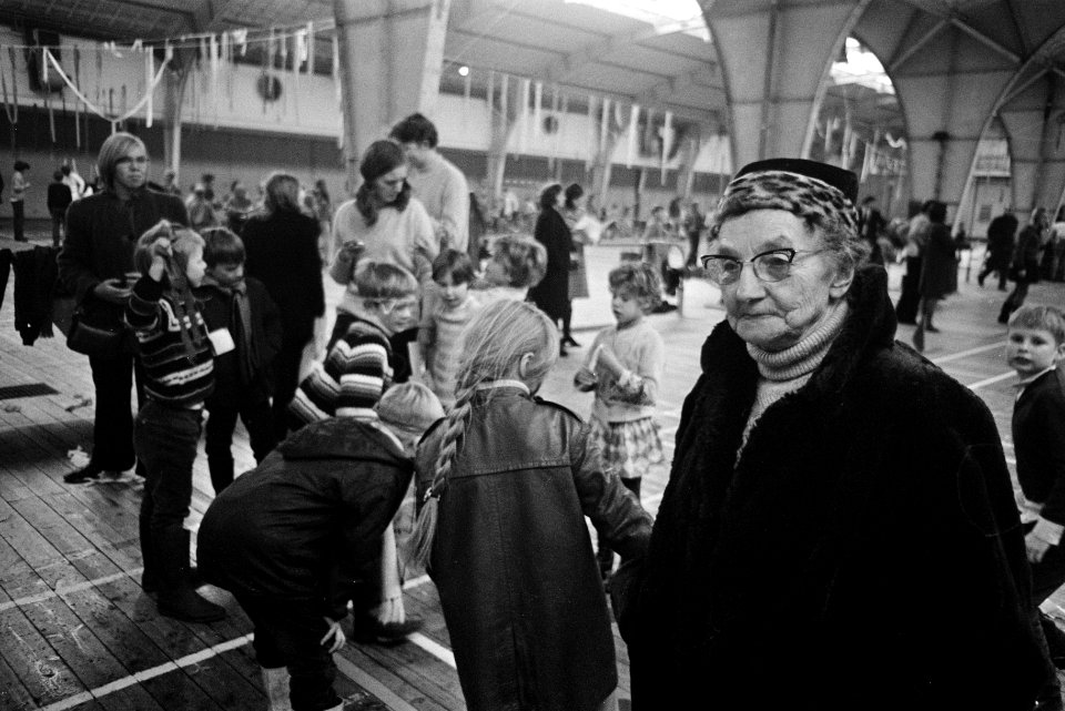 Twintigjarig bestaan Circus Elleboog . Speelmiddag voor kinderen uit clubhuizen , Bestanddeelnr 923-0883