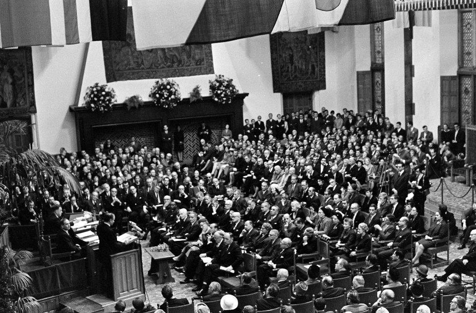 Twintigjarig bestaan Europese Beweging in Ridderzaal Den Haag . Spandoeken op ba, Bestanddeelnr 920-8489
