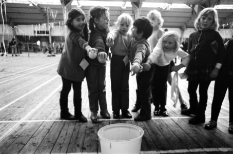 Twintigjarig bestaan Circus Elleboog . Speelmiddag voor kinderen uit clubhuizen , Bestanddeelnr 923-0894