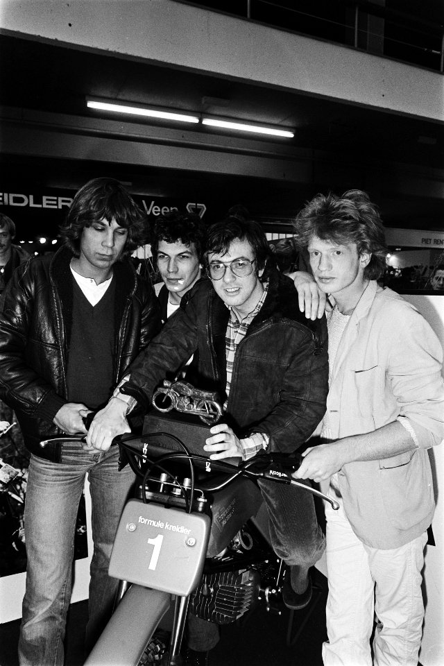 Tweewieler RAI 1980 met Pro Motor Prijs uitreiking aan filmregisseur Paul Verhoe, Bestanddeelnr 930-6875