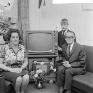 Tweemiljoenste televisietoestel, het echtpaar Bouterse en zoon bij televisie in , Bestanddeelnr 918-0662