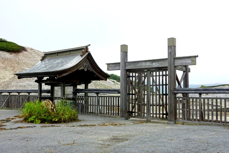 Two gates - Mount Osore - Mutsu, Aomori - DSC00269