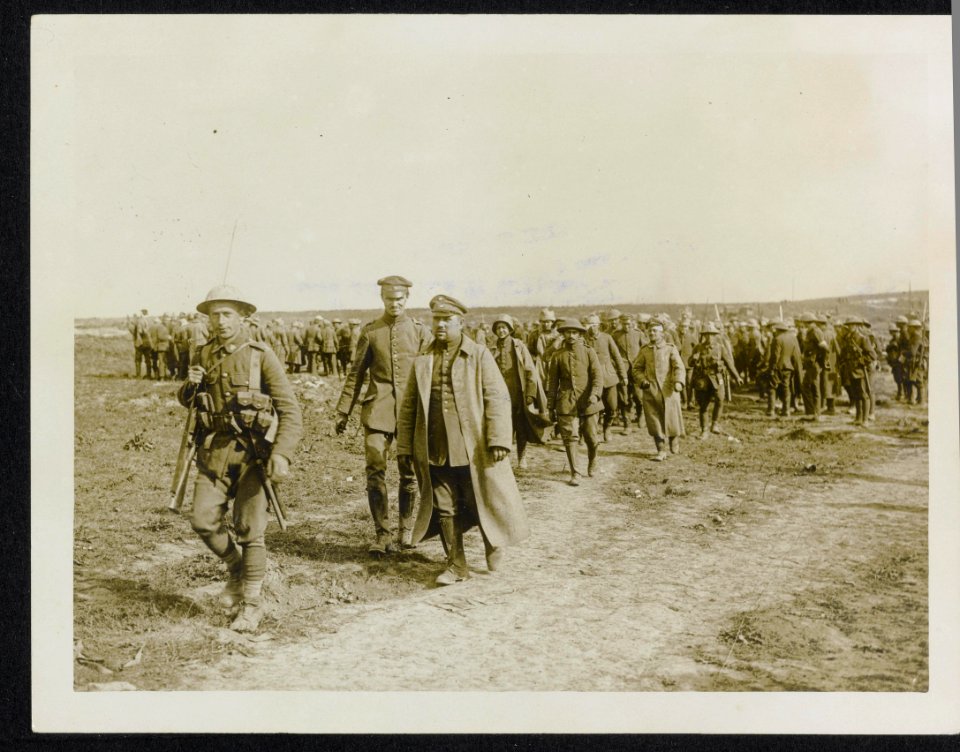 Two German officers captured by the Canadians being taken behind the lines, foll, Bestanddeelnr 158-1104