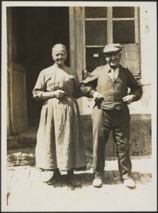 Two inhabitants of a village who live within 800 yards of the front line trenche, Bestanddeelnr 158-2322