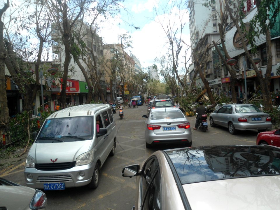 Typhoon Rammasun (2014) in Haikou - Jiefang Road east - 02