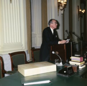 Tweede Kamer prof Witteveen biedt miljoenennota aan, Bestanddeelnr 254-8199