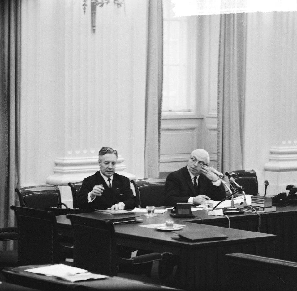 Tweede Kamer loondebat en Sociale Zaken , vlnr. staatssecretaris De Meijer, mini, Bestanddeelnr 917-2437