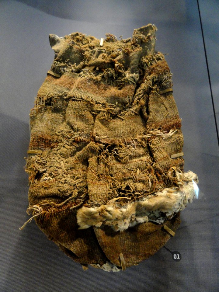 Twined bag with hair, 1500 BC - 1200 AD, Kayenta Anasazi, Hostein Canyon, Arizona, yucca cordage and antelope fur - Natural History Museum of Utah - DSC07370