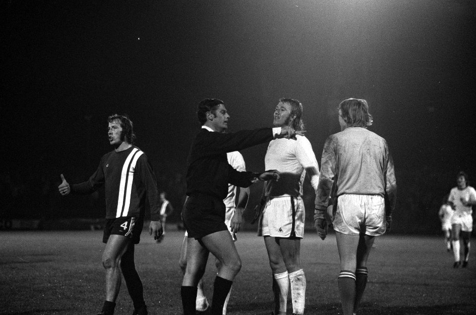 Twente tegen Sparta 3-0, scheidsrechter Corver in discussie met spelers, Bestanddeelnr 926-7135