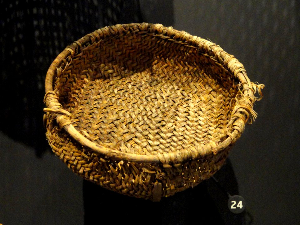 Twill-plaited ring basket, 900-1100 AD, Kayenta Anasazi, Priestess Cave, Arizona, yucca leaves - Natural History Museum of Utah - DSC07313