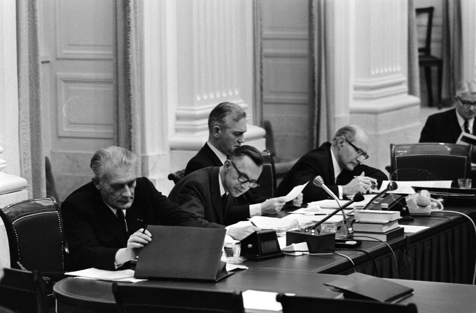 Tweede Kamer behandelt brieven van ministerie van Sociale Zaken, Economische Zak, Bestanddeelnr 924-2115
