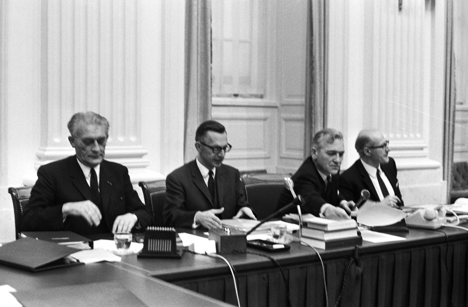 Tweede Kamer behandelt brieven van ministerie van Sociale Zaken, Economische Zak, Bestanddeelnr 924-2112