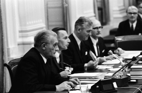 Tweede Kamer behandelt brieven van ministerie van Sociale Zaken, Economische Zak, Bestanddeelnr 924-2108