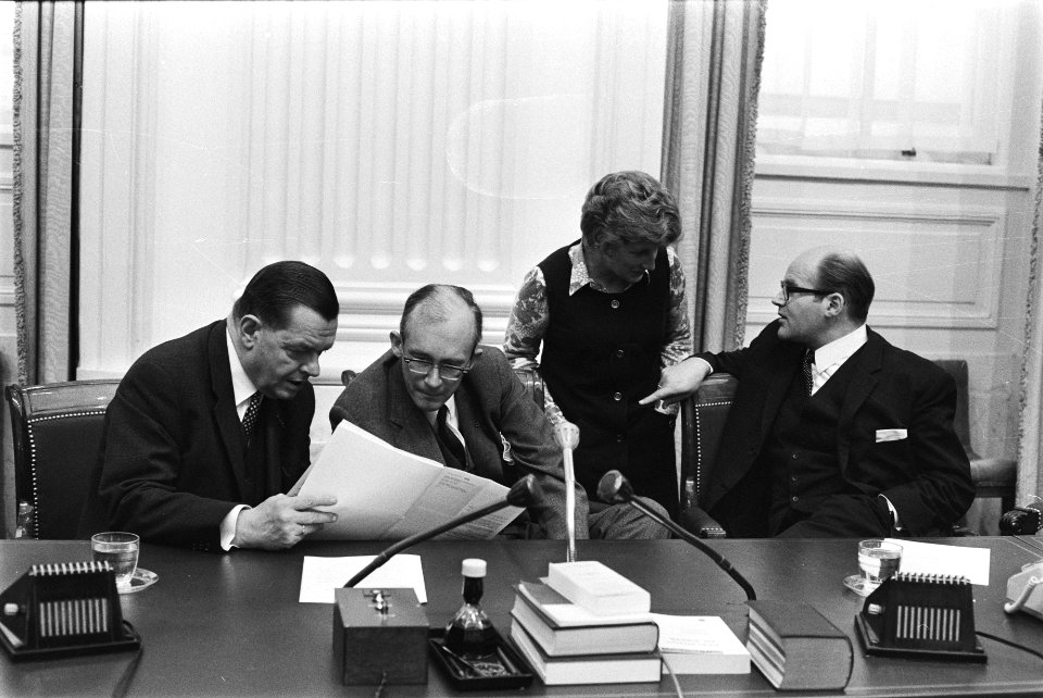 Tweede Kamer lonen en prijzendebat herdenking i.v.m. overlijden president De G, Bestanddeelnr 924-0022