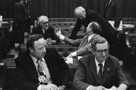 Tweede Kamer Lockheed affaire Vondeling in gesprek met Schakel en Roolvink n, Bestanddeelnr 928-4095