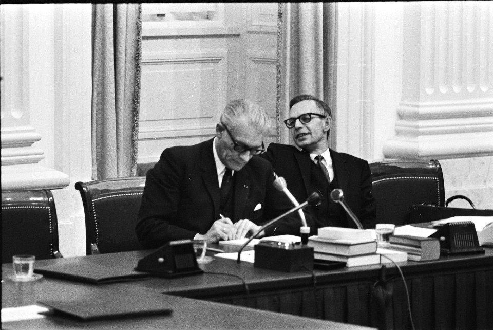 Tweede Kamer lonen en prijzendebat herdenking i.v.m. overlijden president De G, Bestanddeelnr 924-0024