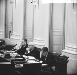 Tweede Kamer loondebat en Sociale Zaken , minister Veldkamp telefoneert, Bestanddeelnr 917-2433