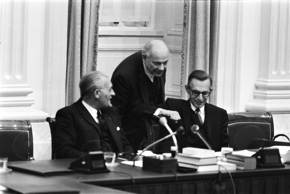 Tweede Kamer lonen en prijzendebat herdenking i.v.m. overlijden president De G, Bestanddeelnr 924-0025