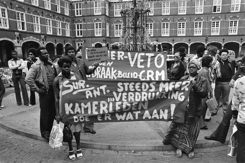 Tweede Kamer migratie en begeleiding Surinamers, Surinamers demonstreren op Bi, Bestanddeelnr 928-7586