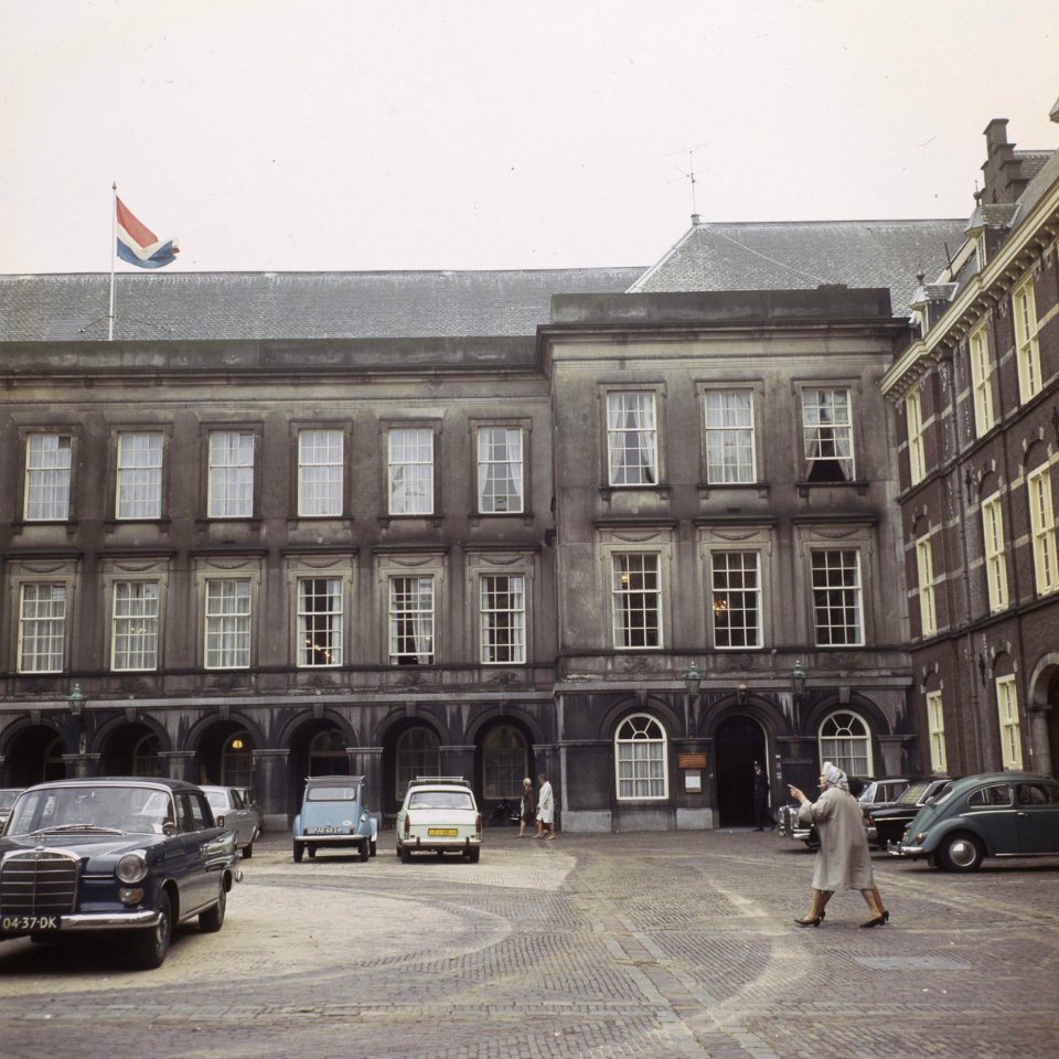 Tweede Kamer prof. Witteveen biedt miljoenennota aan deel van Binnenhof, Bestanddeelnr 254-8205