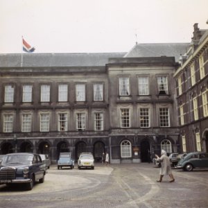 Tweede Kamer prof. Witteveen biedt miljoenennota aan deel van Binnenhof, Bestanddeelnr 254-8205