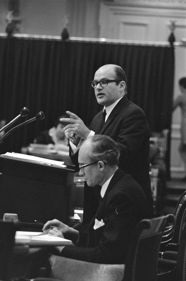 Tweede Kamer minister Witteveen en staatssecretaris Grapperhaus beantwoorden v, Bestanddeelnr 924-0442