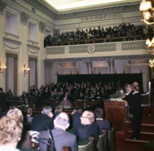 Tweede Kamer prof. Witteveen biedt miljoenennota aan Tweede Kamer , overzicht, Bestanddeelnr 254-8202