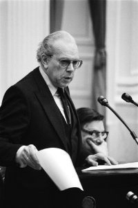 Tweede Kamer defensie minister Kruisinga (defensie) aan het woord (kop), Bestanddeelnr 929-5782
