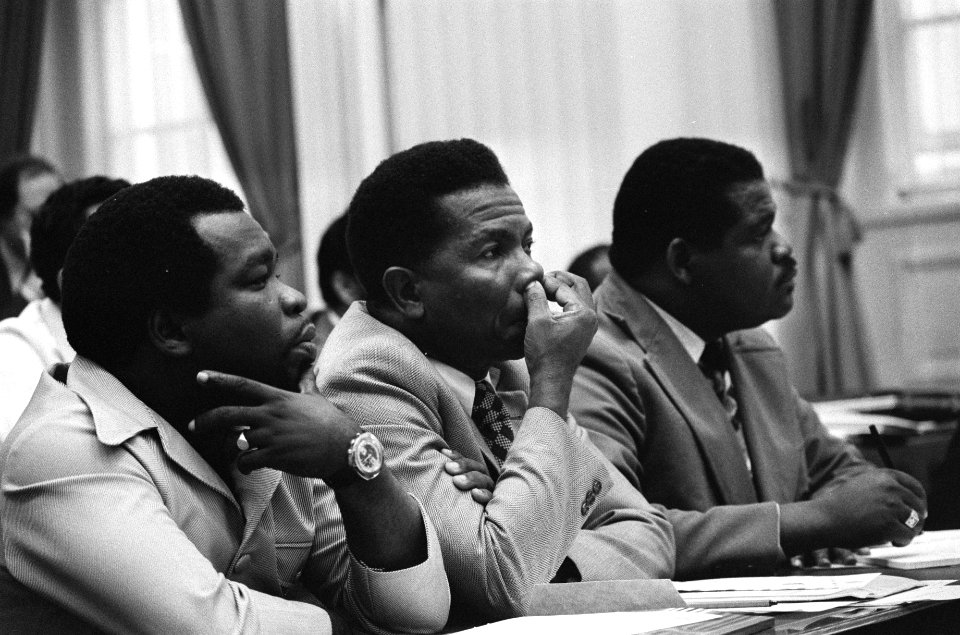 Tweede Kamer onafhankelijkheid Suriname v.l.n.r. Derby, Wijntuin en Nooitmeer, Bestanddeelnr 928-2220