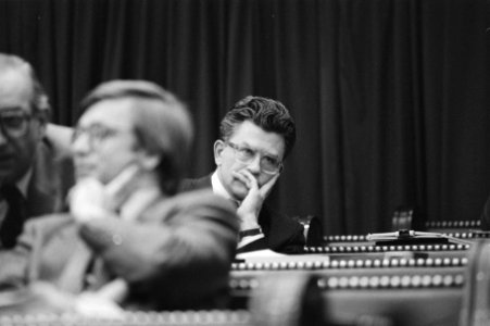 Tweede Kamer debatteert met regering over rapport RSV enquetecommissie Van Dijk, Bestanddeelnr 933-2502