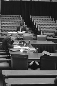 Tweede Kamer premier Lubbers in lege Kamer tijdens begroting Algemene Zaken, Bestanddeelnr 934-3410