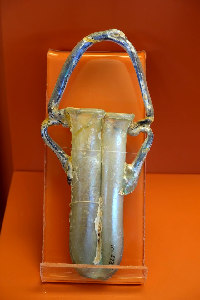 Twin-chambered flask, Syria, 3rd-4th century AD, glass - Redpath Museum - McGill University - Montreal, Canada - DSC08173