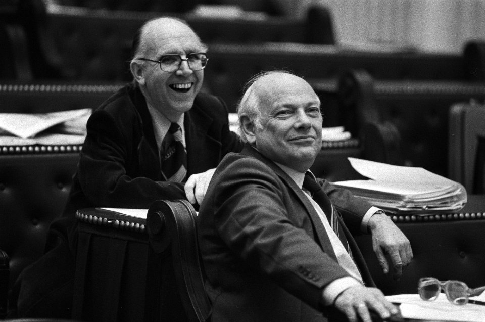 Tweede Kamer loondebat nr. 9 lachende Stan Poppe (PvdA) (links) en Den Uyl , , Bestanddeelnr 930-7360