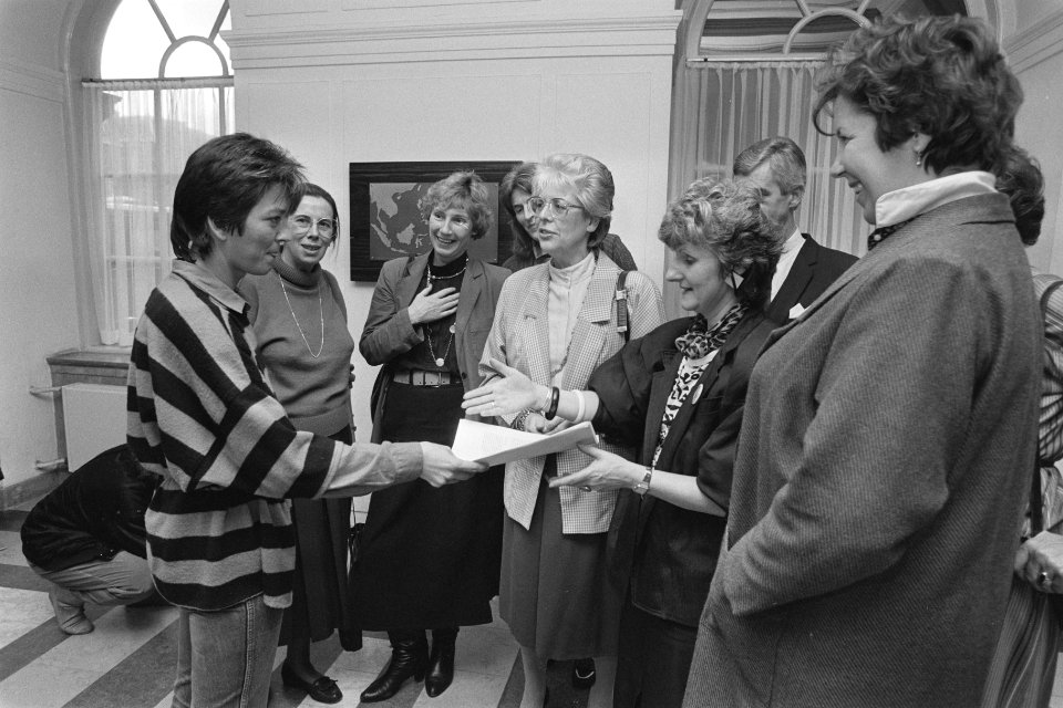 Tweede Kamer Marieke Linthorst (l) biedt namens de gemeenschappelijke vrouwenor, Bestanddeelnr 933-8202