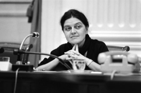 Tweede Kamer ontwikkelingssamenwerking minister Schoo in de Kamer (close), Bestanddeelnr 933-1414