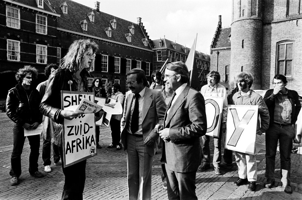 Tweede Kamer olieboycot Zuid Afrika ter Beek (PvdA en J.N. Scholten (CDA) bi, Bestanddeelnr 930-8993