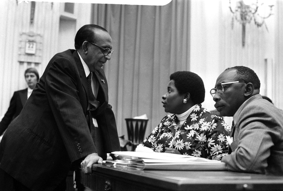 Tweede Kamer onafhankelijkheid Suriname 12 Lachmon en Liesdek-Clarke, Bestanddeelnr 928-2210