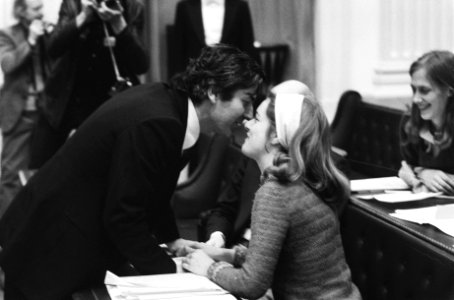 Tweede Kamer mevrouw Bischoff van Heemskerck (D66) wordt na haar 1e optreden in, Bestanddeelnr 930-1999