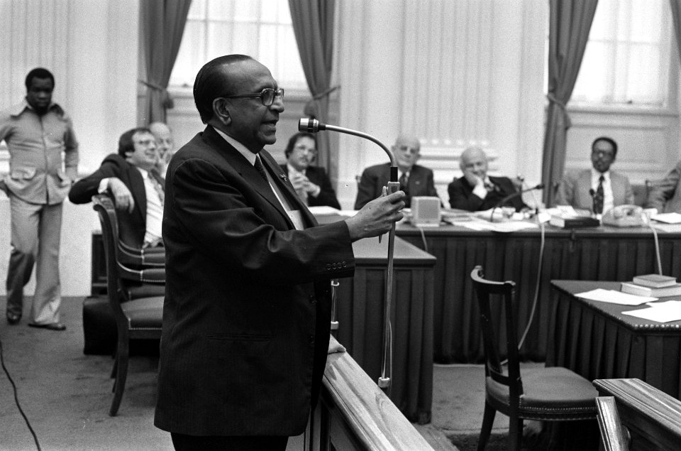 Tweede Kamer onafhankelijkheid Suriname interruptie Lackmon (op achtergrond d, Bestanddeelnr 928-2206