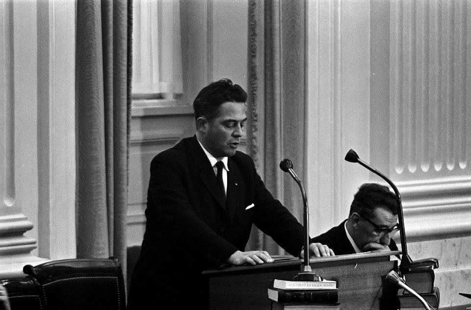 Tweede Kamer Minister president Marijnen achter spreekgestoelte, Bestanddeelnr 915-6823