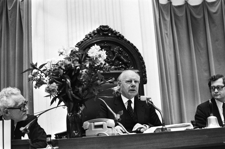 Tweede Kamer o.m. drugbeleid jarige kamervoorzitter Vondeling in de bloemen, Bestanddeelnr 928-4451