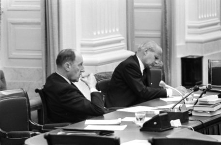 Tweede Kamer behandelt begroting van Buitenlandse Zaken regeringstafel, Bestanddeelnr 922-1377