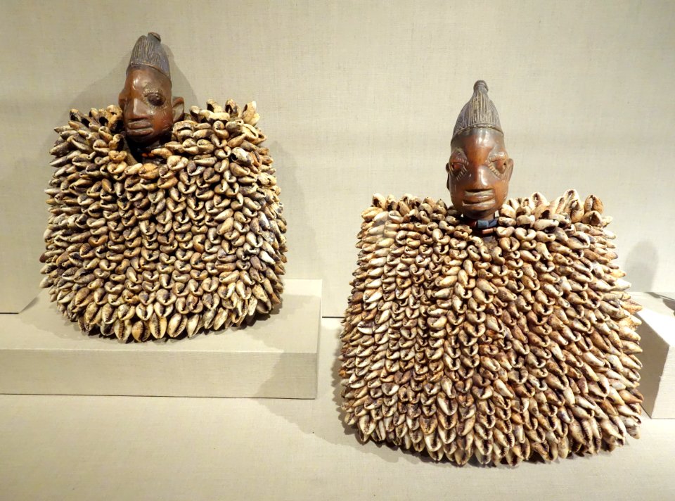 Twin commemorative figures, Nigeria, Yoruba people, early 20th century, wood, cowrie shells, cloth, beads - De Young Museum - DSC01075